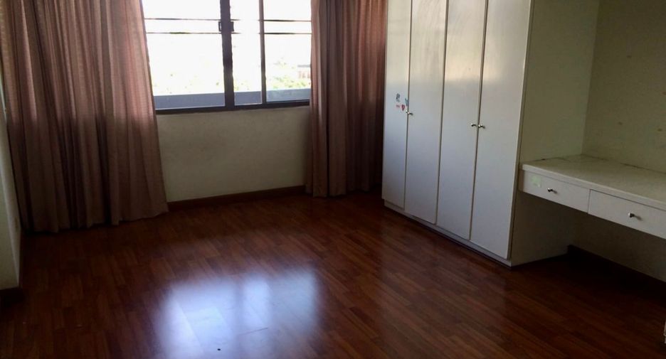 For sale 3 bedrooms condo in Watthana, Bangkok