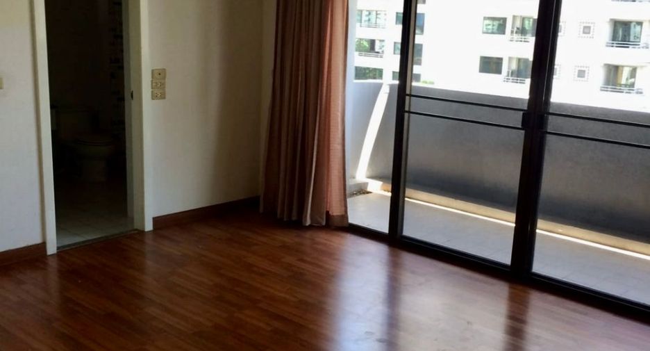 For sale 3 bedrooms condo in Watthana, Bangkok