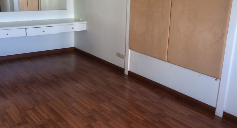 For sale 3 bedrooms condo in Watthana, Bangkok