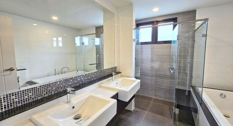 For sale 5 bedrooms house in Taling Chan, Bangkok