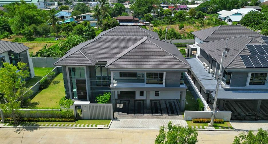 For sale 5 bedrooms house in Taling Chan, Bangkok