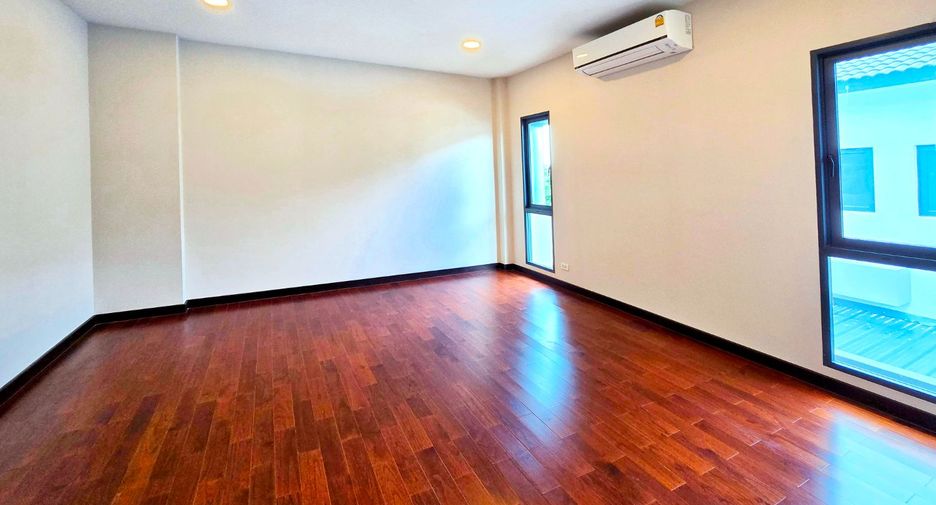 For sale 5 bedrooms house in Taling Chan, Bangkok