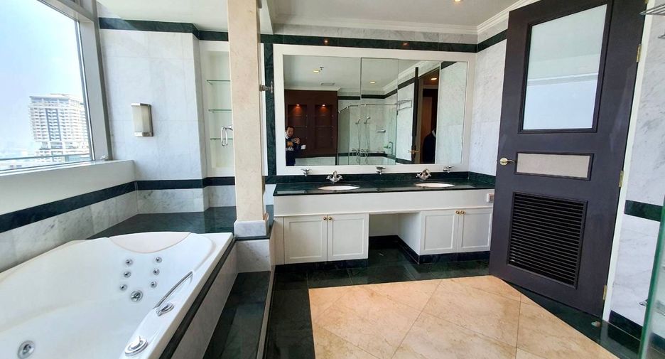 For sale 5 bedrooms condo in Khlong Toei, Bangkok