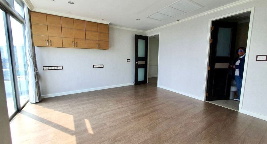 For sale 5 bedrooms condo in Khlong Toei, Bangkok