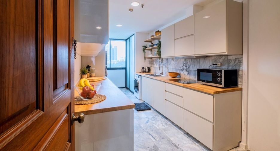 For rent 3 bedrooms condo in Pathum Wan, Bangkok
