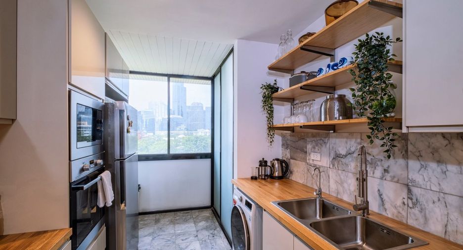 For rent 3 bedrooms condo in Pathum Wan, Bangkok