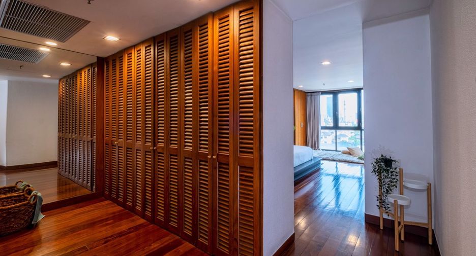 For rent 3 bedrooms condo in Pathum Wan, Bangkok