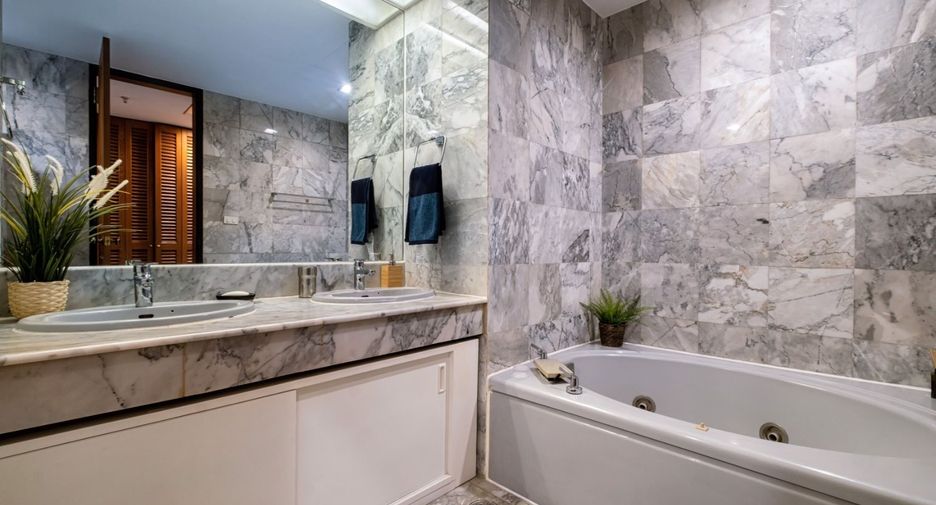 For rent 3 bedrooms condo in Pathum Wan, Bangkok