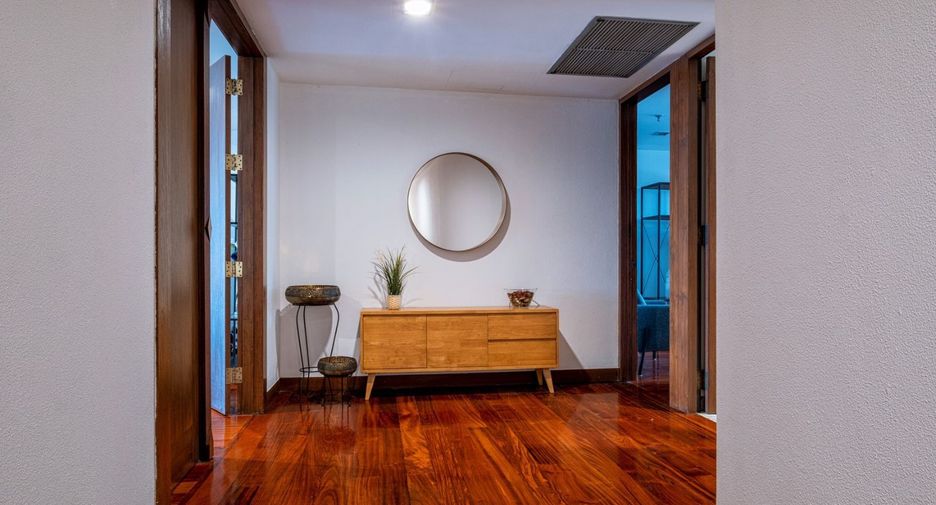 For rent 3 bedrooms condo in Pathum Wan, Bangkok