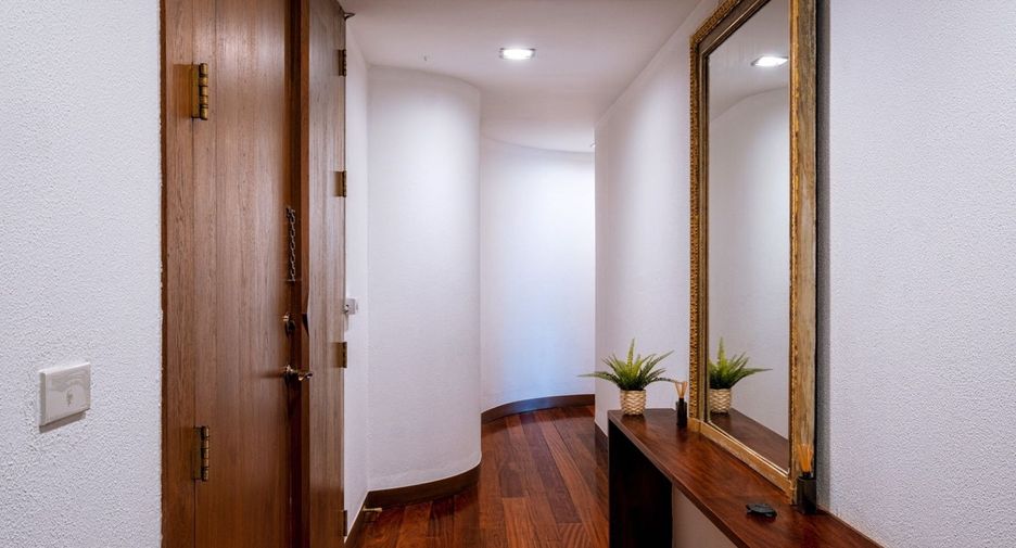 For rent 3 bedrooms condo in Pathum Wan, Bangkok