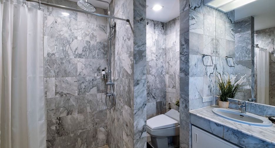 For rent 3 bedrooms condo in Pathum Wan, Bangkok
