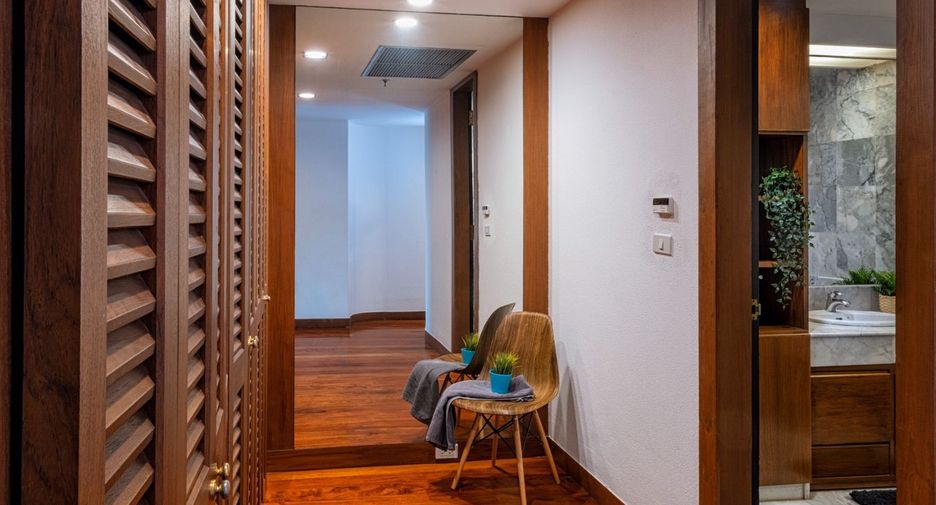 For rent 3 bedrooms condo in Pathum Wan, Bangkok