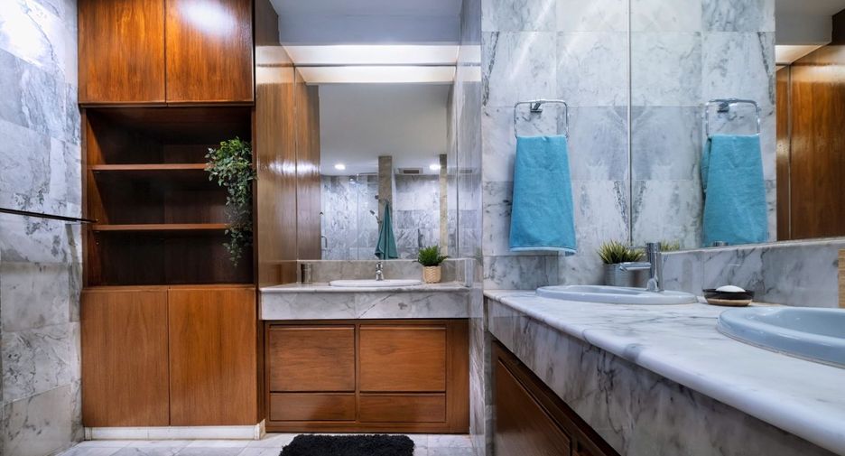 For rent 3 bedrooms condo in Pathum Wan, Bangkok