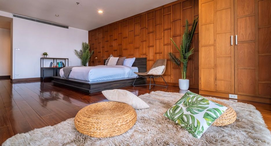 For rent 3 bedrooms condo in Pathum Wan, Bangkok