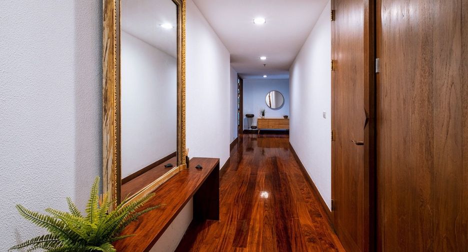 For rent 3 bedrooms condo in Pathum Wan, Bangkok