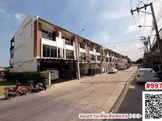 Casa adosada en alquiler de 3 habitaciones en Phra Khanong, Bangkok