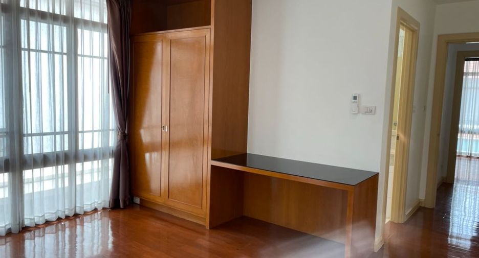 Haus zur Miete mit 4 Zimmer in Watthana, Bangkok