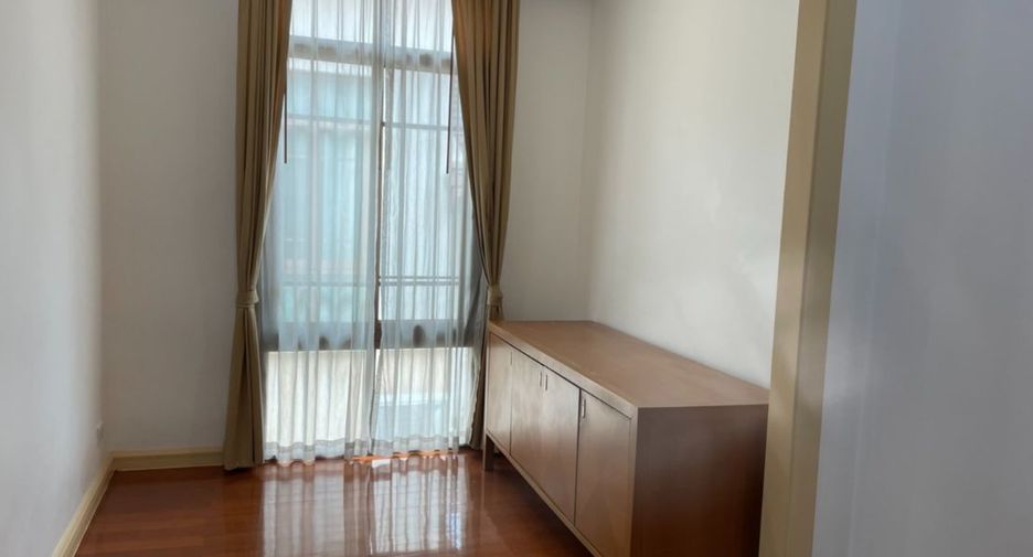 Haus zur Miete mit 4 Zimmer in Watthana, Bangkok