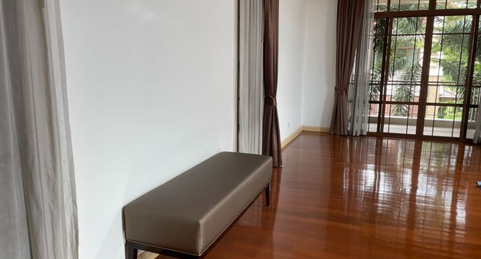 Haus zur Miete mit 4 Zimmer in Watthana, Bangkok
