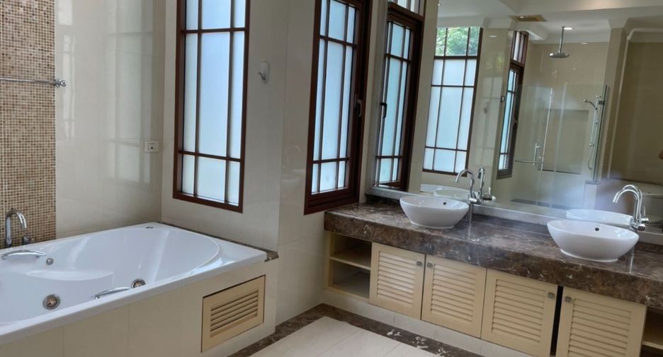 Haus zur Miete mit 4 Zimmer in Watthana, Bangkok
