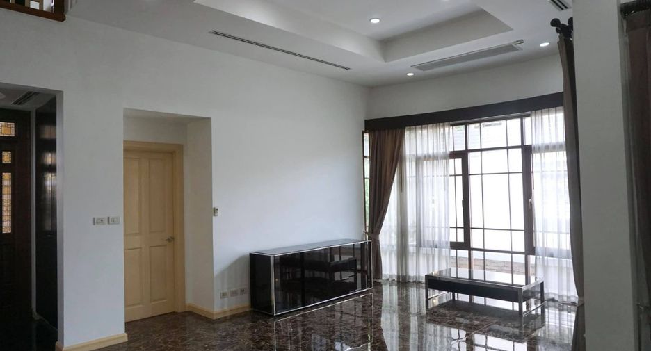 Haus zur Miete mit 4 Zimmer in Watthana, Bangkok