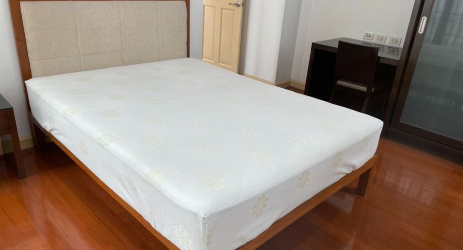 Haus zur Miete mit 4 Zimmer in Watthana, Bangkok