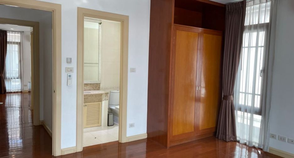 Haus zur Miete mit 4 Zimmer in Watthana, Bangkok