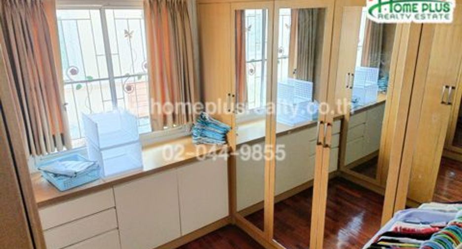 For sale 3 bedrooms townhouse in Mueang Pathum Thani, Pathum Thani