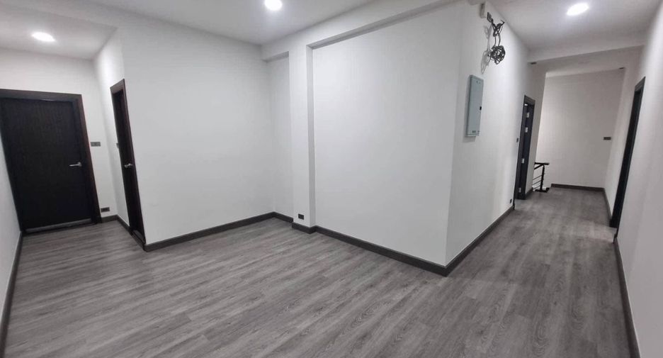 For rent 6 bedrooms townhouse in Khlong Toei, Bangkok