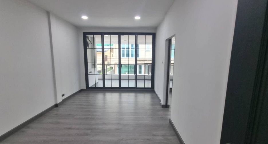 For rent 6 bedrooms townhouse in Khlong Toei, Bangkok