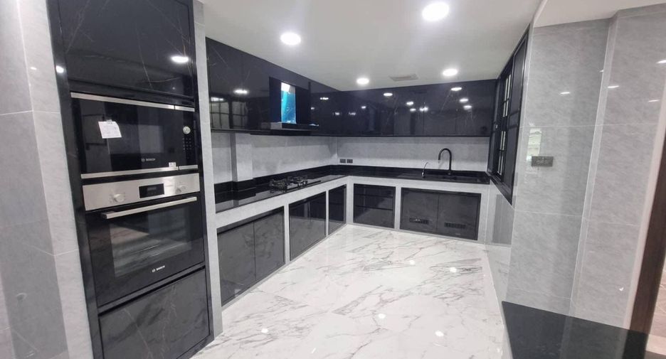For rent 6 bedrooms townhouse in Khlong Toei, Bangkok