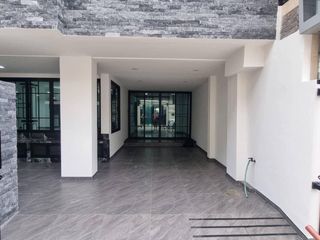 出租 6 卧室 联排别墅 在 Khlong Toei, 曼谷