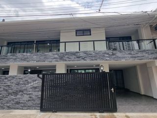 出租 6 卧室 联排别墅 在 Khlong Toei, 曼谷