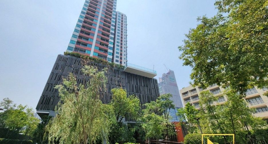 For rent 4 bedrooms condo in Yan Nawa, Bangkok