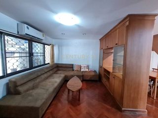 For sale 3 bedrooms townhouse in Huai Khwang, Bangkok