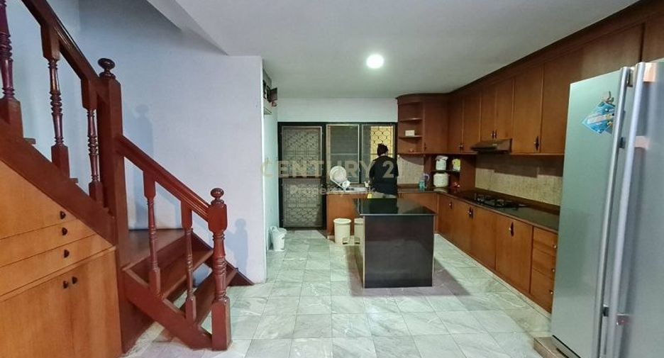 For sale 3 bedrooms townhouse in Huai Khwang, Bangkok