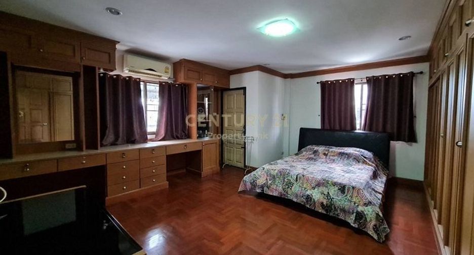 For sale 3 bedrooms townhouse in Huai Khwang, Bangkok