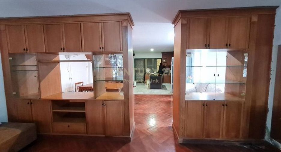 For sale 3 bedrooms townhouse in Huai Khwang, Bangkok