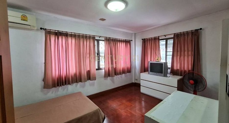 For sale 3 bedrooms townhouse in Huai Khwang, Bangkok