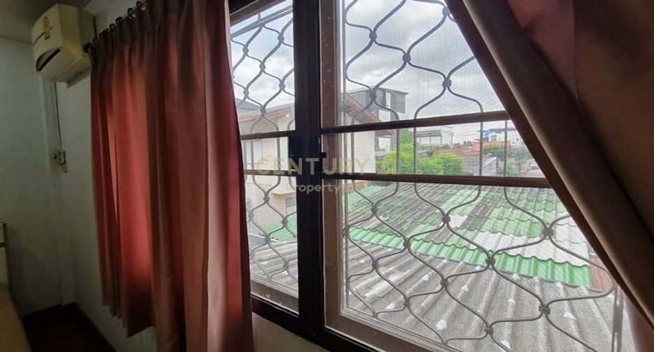 For sale 3 bedrooms townhouse in Huai Khwang, Bangkok