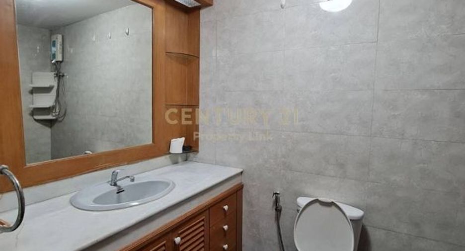 For sale 3 bedrooms townhouse in Huai Khwang, Bangkok