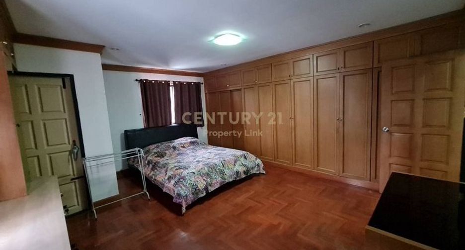 For sale 3 bedrooms townhouse in Huai Khwang, Bangkok