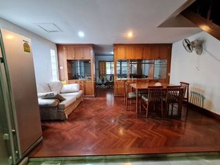 For sale 3 bedrooms townhouse in Huai Khwang, Bangkok