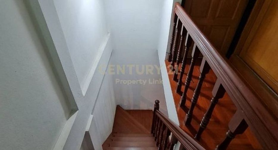 For sale 3 bedrooms townhouse in Huai Khwang, Bangkok