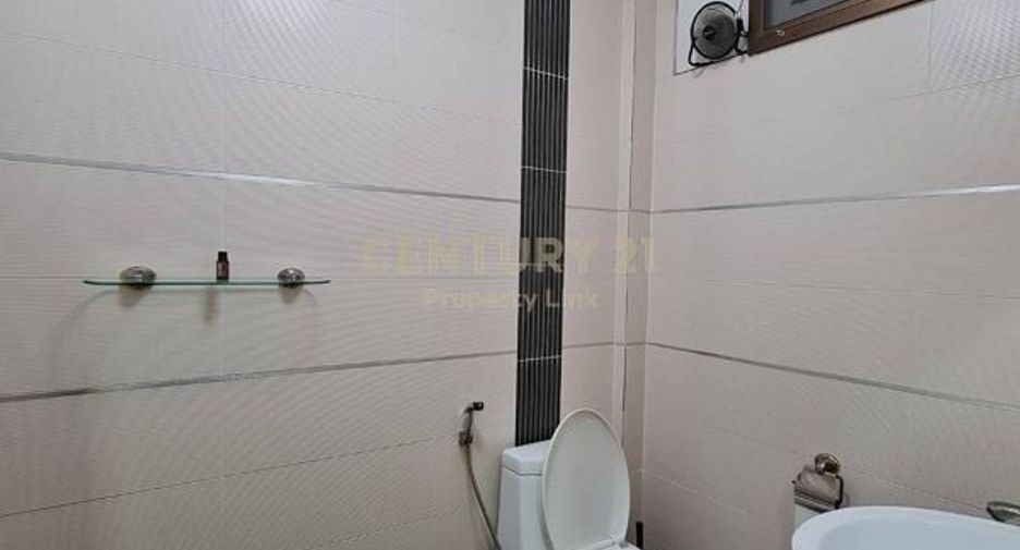For sale 3 bedrooms townhouse in Huai Khwang, Bangkok