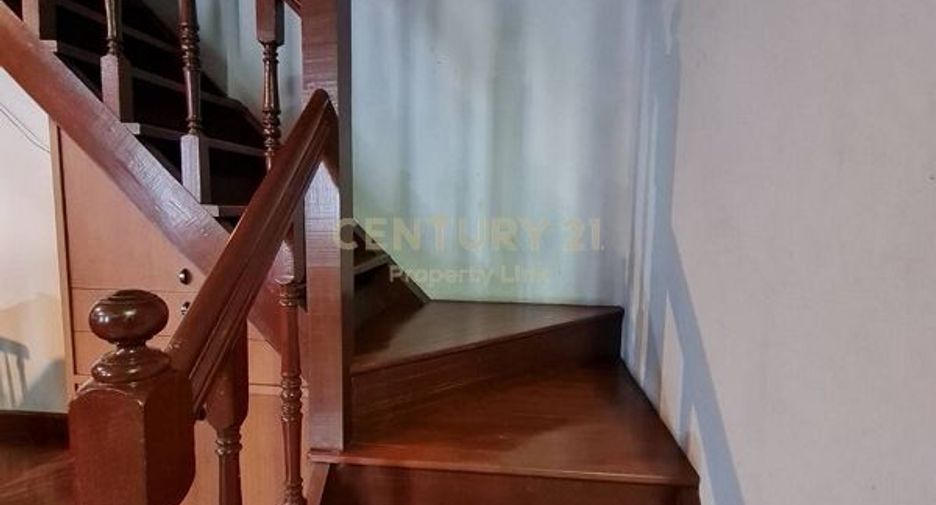 For sale 3 bedrooms townhouse in Huai Khwang, Bangkok