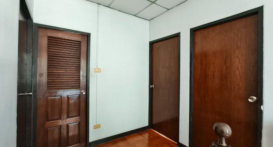 For sale 4 bedrooms house in Mueang Nonthaburi, Nonthaburi