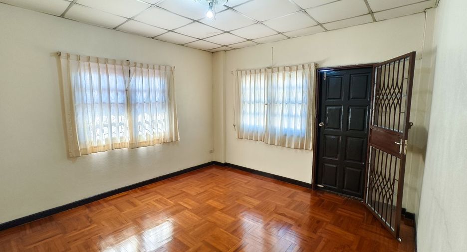 For sale 4 bedrooms house in Mueang Nonthaburi, Nonthaburi