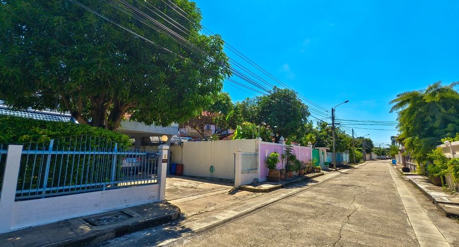 For sale 4 bedrooms house in Mueang Nonthaburi, Nonthaburi