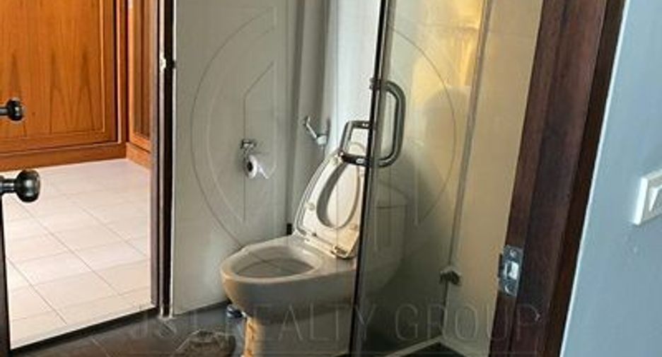 For rent 3 bedrooms townhouse in Khlong Toei, Bangkok